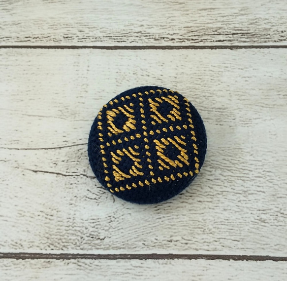 No,815【送料無料】刺繍ブローチ(ひし形模様) 1枚目の画像