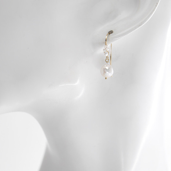 #782★巴洛克珍珠和彩虹月光石裝飾鉤形耳環 第4張的照片
