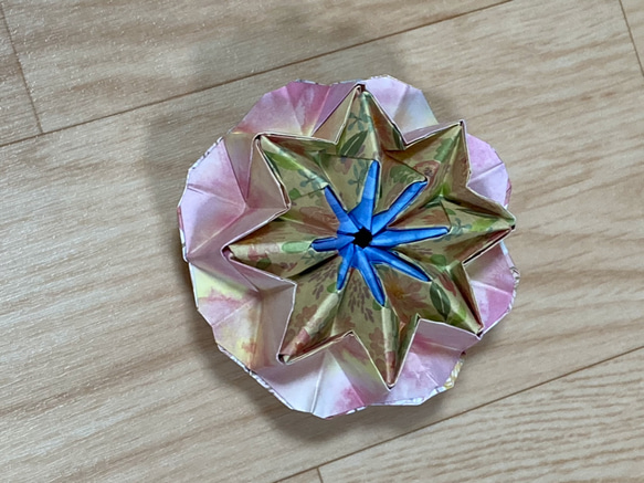 【折り紙】クルクル回る花の万華鏡　 3枚目の画像