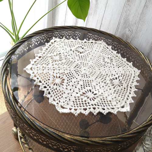 レース編み35㎝・方眼編みドイリー（パール36個付き） その他