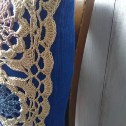 レース編み・三色モチーフクッションカバー(ブルー) 4枚目の画像