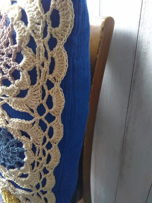 レース編み・三色モチーフクッションカバー(ブルー) 4枚目の画像