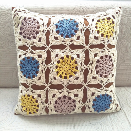 レース編み・三色モチーフクッションカバー(ココアブラウン