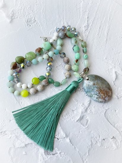 朝の森　緑の天然石ネックレス　瑪瑙　アマゾナイト　グリーン