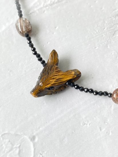 タイガーアイ　手彫りオオカミ　ブラックスピネル　ルチルクオーツネックレス　天然石
