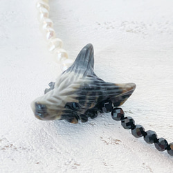 白銀の手彫りオオカミ　ネックレス　天然石　ブラックスピネル　真珠 1枚目の画像