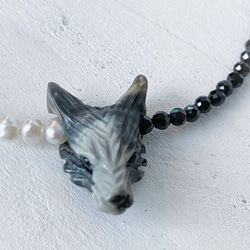 白銀の手彫りオオカミ　ネックレス　天然石　ブラックスピネル　真珠 4枚目の画像