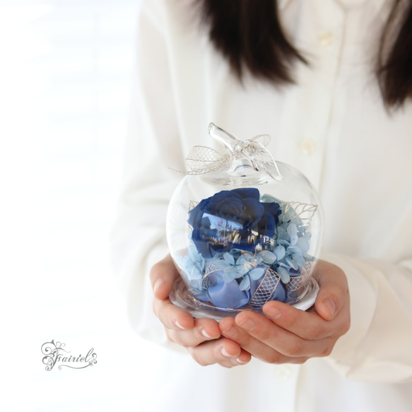 おしゃれなガラスドーム　アップル　青いバラ　ブルーローズ プリザーブドフラワーギフト【ラッピング・メッセージカード無料】 2枚目の画像