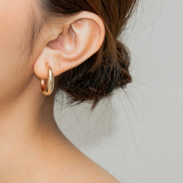 Brass 18K Gold Plated Hoop Earrings 簡約黃銅鍍18K圈型耳環(S)22mm 第4張的照片