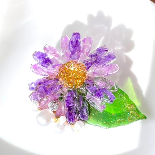 レジンの花とパールのブローチ ブローチ hasunazu 通販 12961693