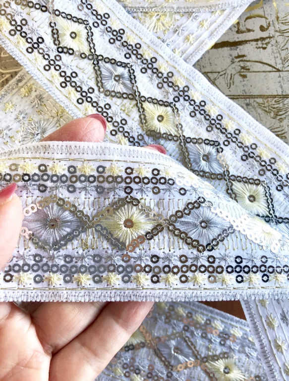 スパンコール刺繍リボン　White×Silver＋light lemon 3枚目の画像