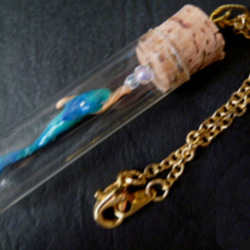 人魚の囁きネックレス（その1）　妖精アクセサリー　妖精標本商会　人魚　ネックレス　妖精・フェアリー　小瓶の妖精 3枚目の画像