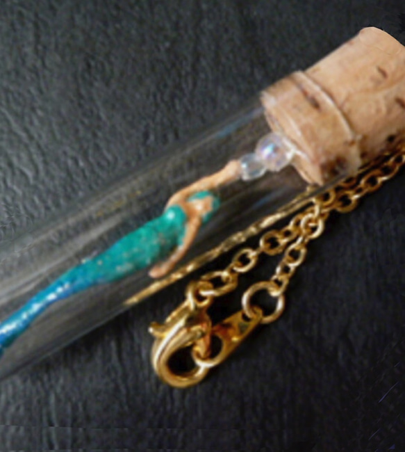 人魚の囁きネックレス（その1）　妖精アクセサリー　妖精標本商会　人魚　ネックレス　妖精・フェアリー　小瓶の妖精 4枚目の画像