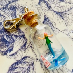 小瓶のアマビエ（その3）バックチャーム　妖精標本商会　アマビエ　妖精　人魚　妖精・アクセサリー 3枚目の画像