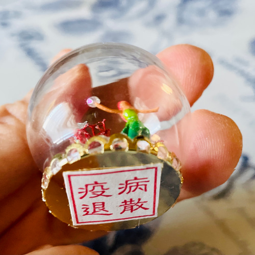 ミニガラスドームのアマビエ（その1） 妖精標本商会 アマビエ 置物