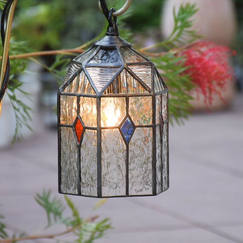 シャビイな吊り下げランプ　ガーデンシェッドに⭕ジャンクガーデン　ステンドグラス シャビイな吊り下げランプ ガーデンシェッドに⭕ジャンク