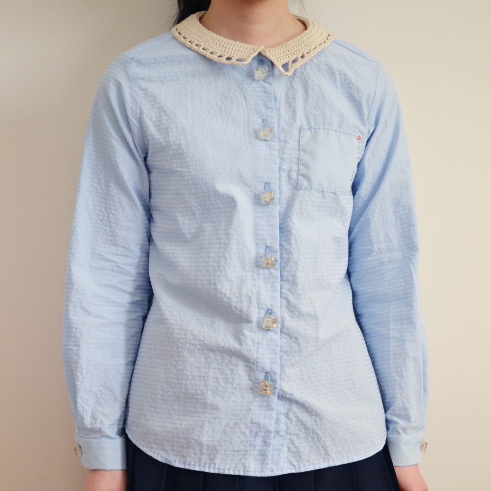 かぎ針編みの襟付きコットンシャツ