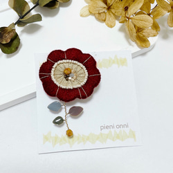深紅×ベージュのお花刺繍ブローチ 1枚目の画像