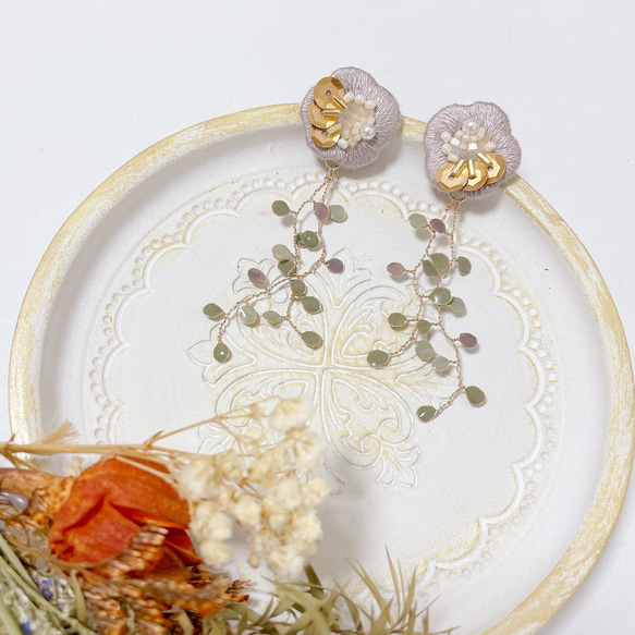 ラベンダーグレージュのビーズ刺繍のお花と揺れる蔦のピアス/イヤリング 2枚目の画像