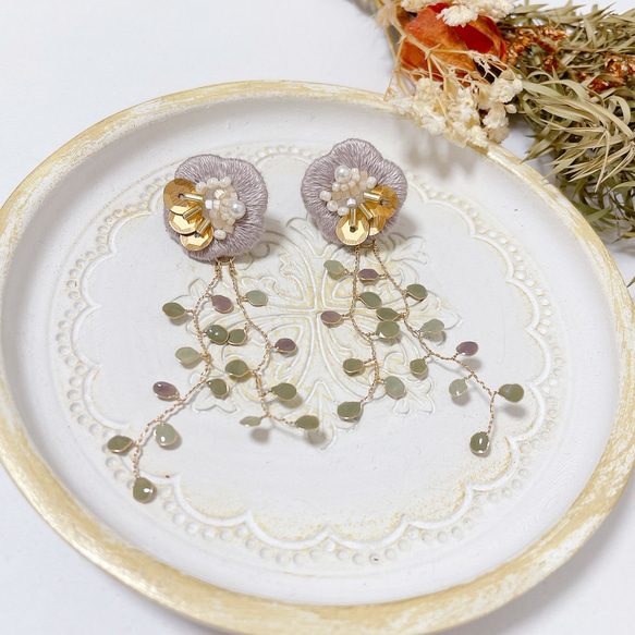 ラベンダーグレージュのビーズ刺繍のお花と揺れる蔦のピアス/イヤリング 3枚目の画像