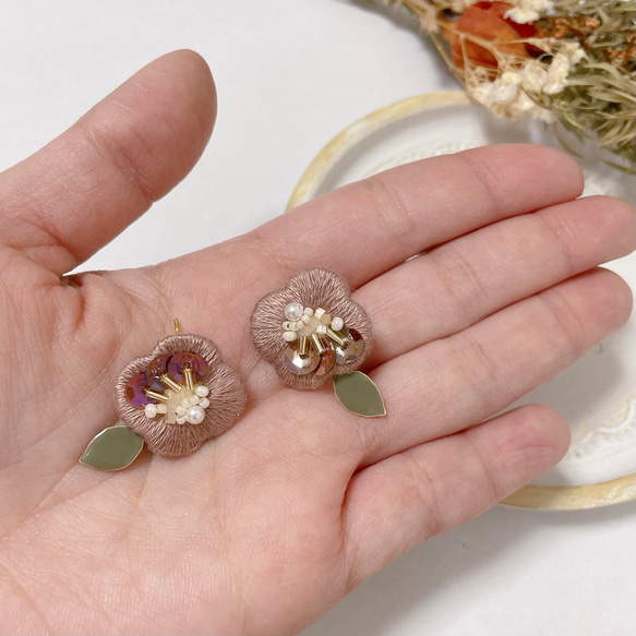 ラベンダーグレージュのビーズ刺繍のお花と揺れる蔦のピアス/イヤリング 6枚目の画像
