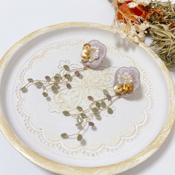ラベンダーグレージュのビーズ刺繍のお花と揺れる蔦のピアス/イヤリング 8枚目の画像
