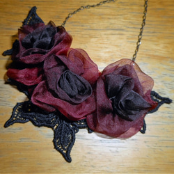 シルクオーガンジーの巻花ネックレス 2枚目の画像