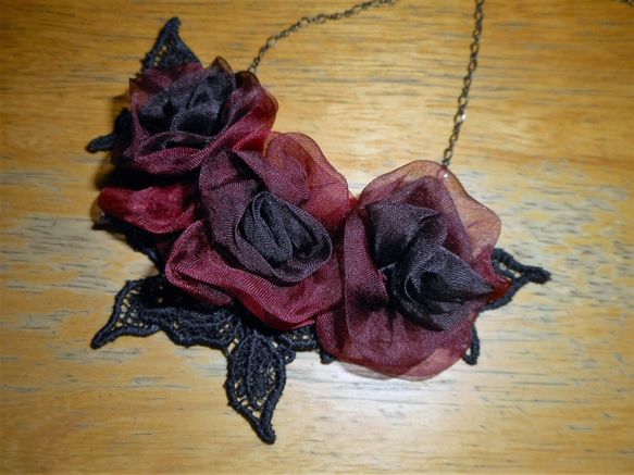 シルクオーガンジーの巻花ネックレス 2枚目の画像