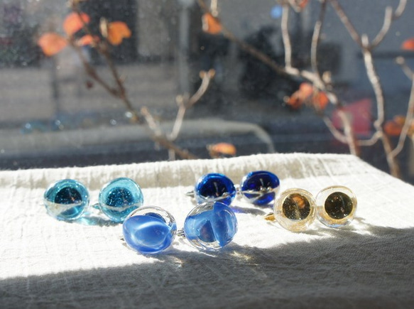 ガラスだまのイヤリング（4色セット・ブルー） 1枚目の画像