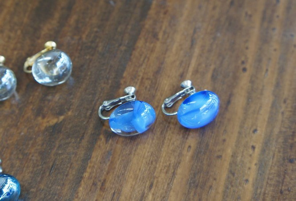 ガラスだまのイヤリング（4色セット・ブルー） 3枚目の画像