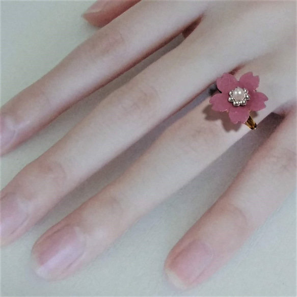 ピンク色のシンプルなお花のフリーサイズリング【受注製作】 1枚目の画像