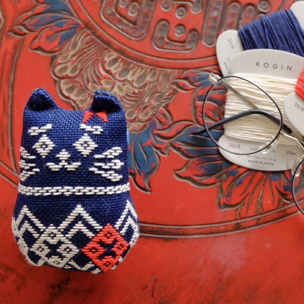 刺繍 シャム猫 仕付け糸付“蝶へ送る神秘的な視線”付下げ 美品 着物 4273