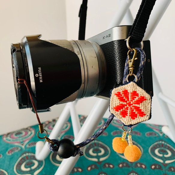 Kogin-zashi Lens Cap Strap 紅花【相機鏡頭營☺︎刺繡☺︎單鏡頭反光相機】Chesky Pompom 第1張的照片