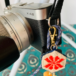Kogin-zashi Lens Cap Strap 紅花【相機鏡頭營☺︎刺繡☺︎單鏡頭反光相機】Chesky Pompom 第3張的照片