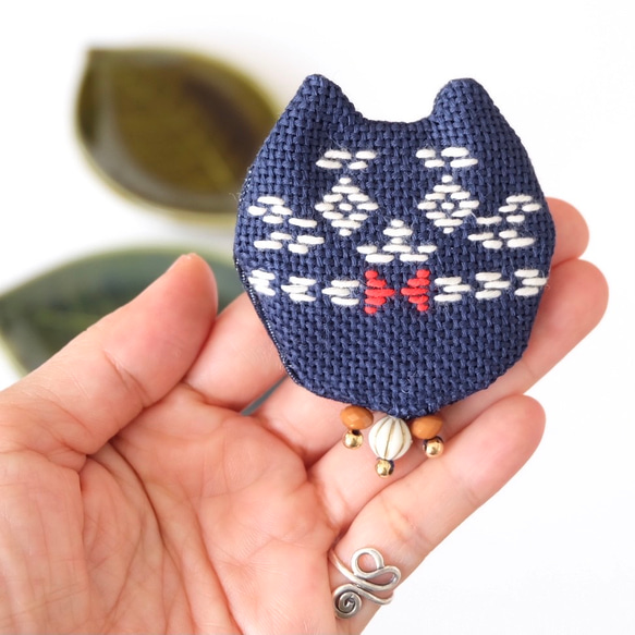 ネコさんブローチ藍【リンクコーデ☺︎刺繍】ビーズコキャッツ♡猫☺︎ 猫の日2024 1枚目の画像