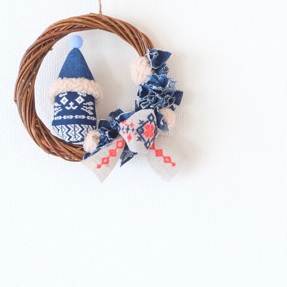 こぎん刺し猫さんのクリスマスリース藍【刺繍】サンタ☺︎デニムリース⌘受注製作 2枚目の画像
