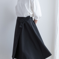 ＊SALE＊左右で印象の異なるレディライクなフレアースカート《グログラン　オードリースカート》ブラック 3枚目の画像