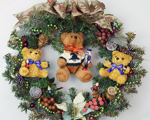 森の中のくまさん達が小さな木造り人形で遊ぶクリスマスリース 42cm