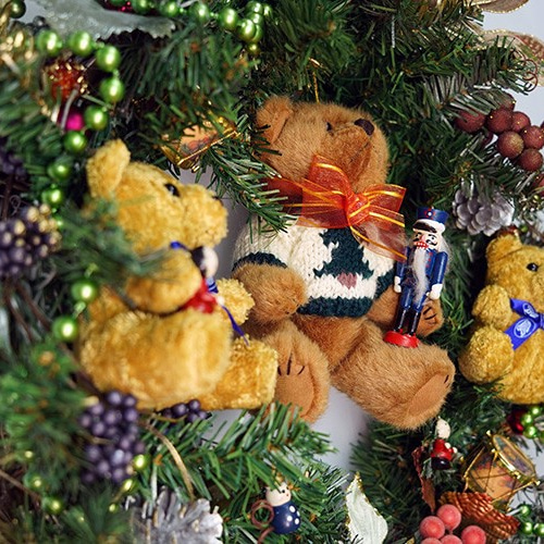 森の中のくまさん達が小さな木造り人形で遊ぶクリスマスリース 42cm