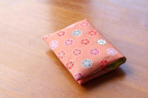 梅咲き誇る　梅文×若苗色　きものカードケース 1枚目の画像