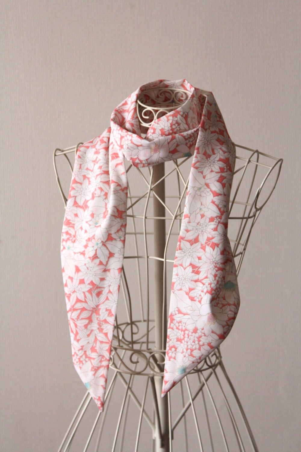 送料無料　地曵いく子プロデュース　ふんわり花咲く　きものストール