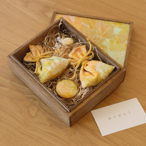 H様ご予約品【贈答品】桐の飾り箱ときもの小物5点セット めでた  