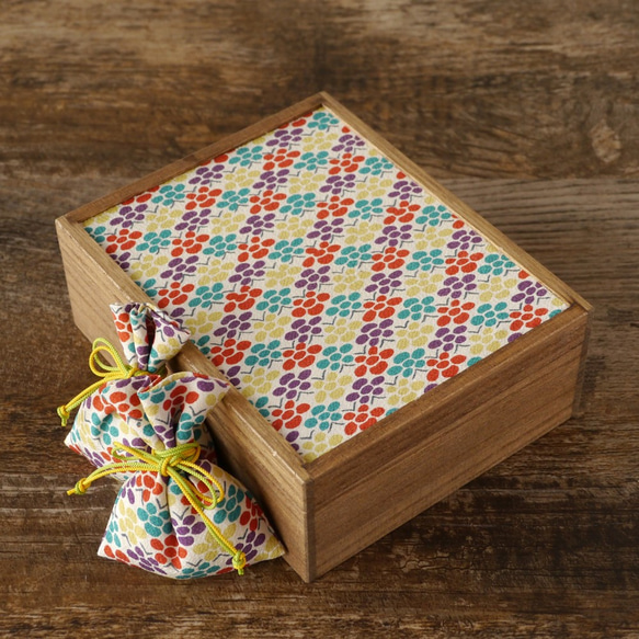 祝「令和」桐の飾り箱ときもの匂い袋セット　梅文 4枚目の画像