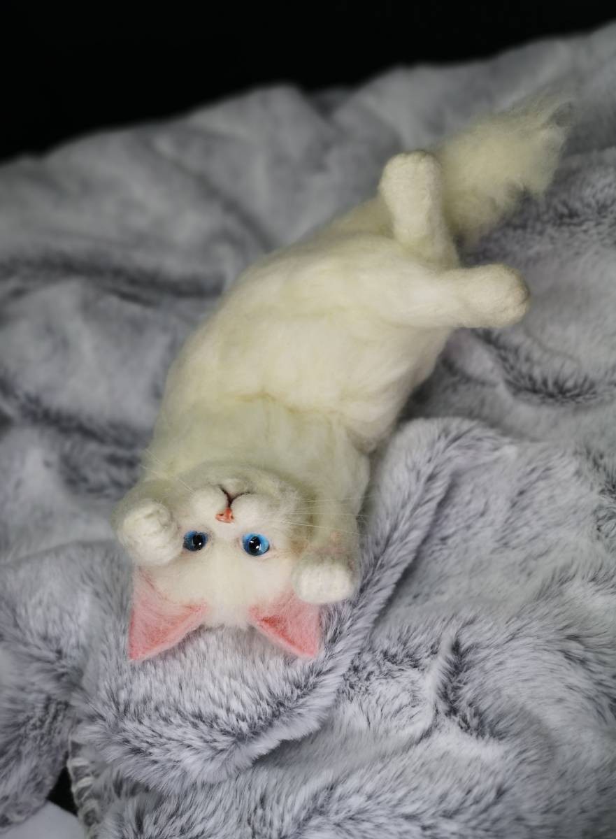 ☆マリンの家☆羊毛フェルト　猫　 白猫～ゴロゴロポーズ　ハンドメイド　ねこ　ネコ　フェルト猫　　羊毛フェルト猫