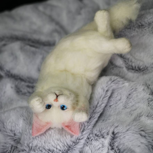 ☆マリンの家☆羊毛フェルト 猫 白猫～ゴロゴロポーズ