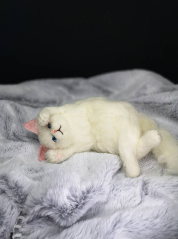 ☆マリンの家☆羊毛フェルト　猫　 白猫～ゴロゴロポーズ　ハンドメイド　ねこ　ネコ　フェルト猫　　羊毛フェルト猫 2枚目の画像