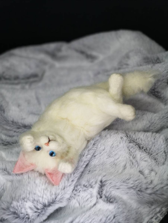 ☆マリンの家☆羊毛フェルト　猫　 白猫～ゴロゴロポーズ　ハンドメイド　ねこ　ネコ　フェルト猫　　羊毛フェルト猫 3枚目の画像