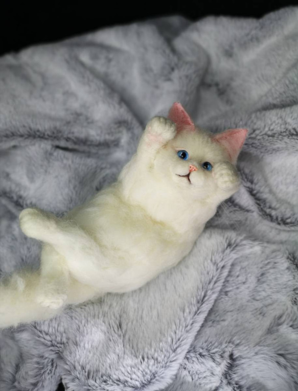 ☆マリンの家☆羊毛フェルト　猫　 白猫～ゴロゴロポーズ　ハンドメイド　ねこ　ネコ　フェルト猫　　羊毛フェルト猫 6枚目の画像