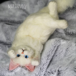 ☆マリンの家☆羊毛フェルト　猫　 白猫～ゴロゴロポーズ　ハンドメイド　ねこ　ネコ　フェルト猫　　羊毛フェルト猫 9枚目の画像