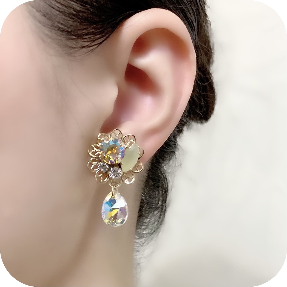 クリスタルが揺れるワントーンイヤリング　（トパーズ・ゴールド）　バレエ